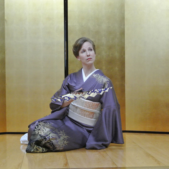 Dance aritst Fujima Sayū poses mid performance